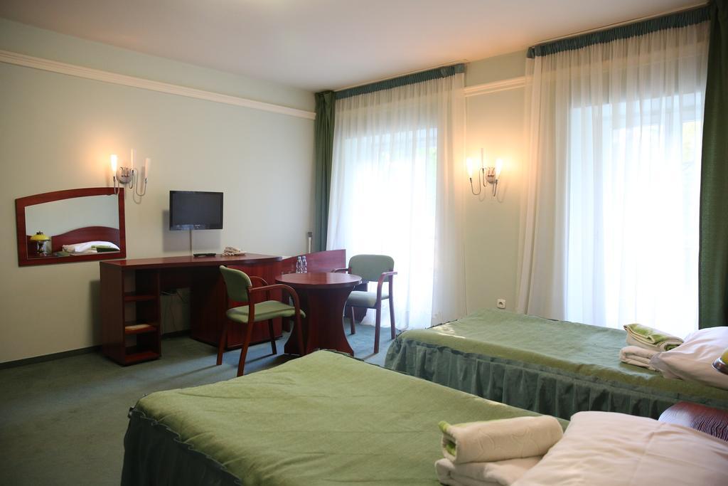 Bed and Breakfast Roskosz Zespół Dworsko Parkowy Biała Podlaska Exterior foto